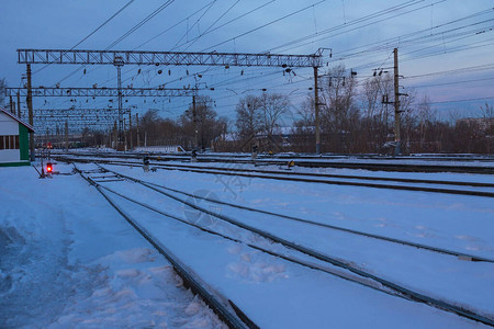 铁路覆盖着积雪图片