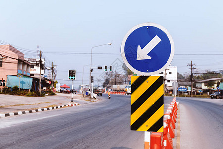 带有道路方向交通标志的交通标志必须进入左边车道图片