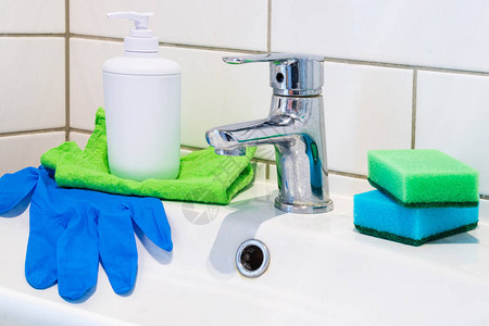 准备用洗涤剂清洗浴室水槽清洁服务在房间内创造清洁图片