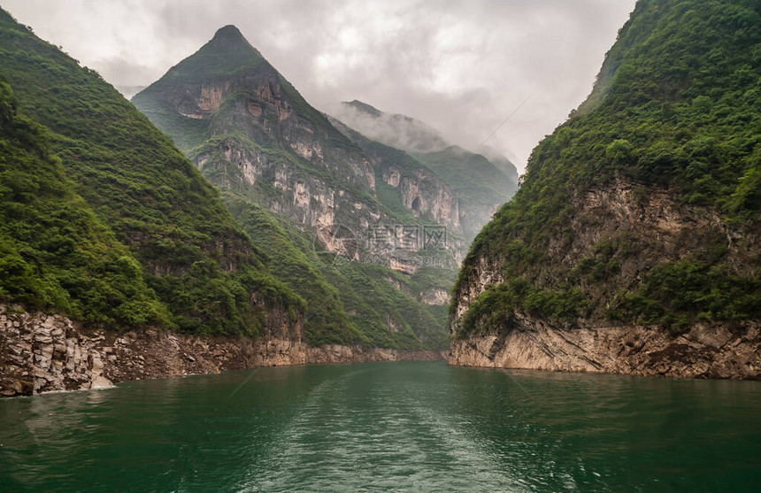 大宁河上的大雾或迷雾峡谷在高大的绿色覆盖的山脉之间查看峡谷图片