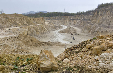 开采石块砾石和灰岩的发达采石场是阿迪盖亚共和图片