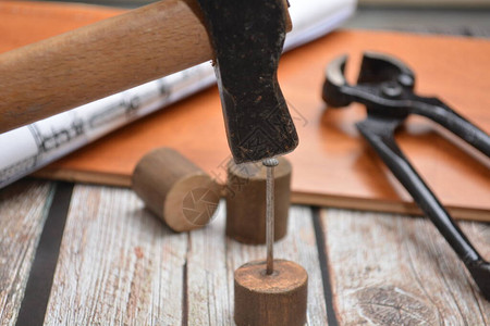 木匠工作工具锤子钉子钳子图片