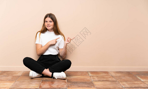 坐在地板上坐着的乌克兰少女害怕惊吓图片