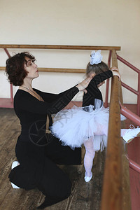 小芭蕾舞演员和老师一起做练习背景图片