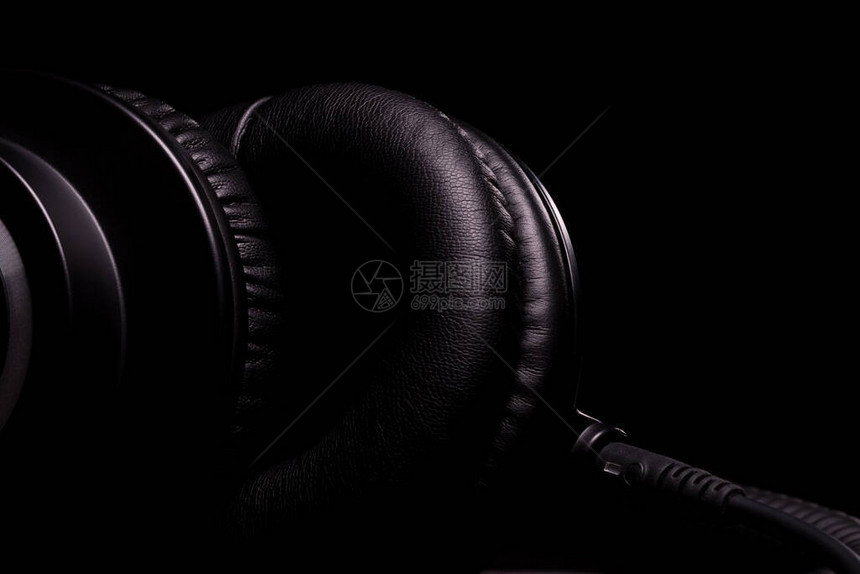 专业演播室耳机的漂亮细节以黑图片