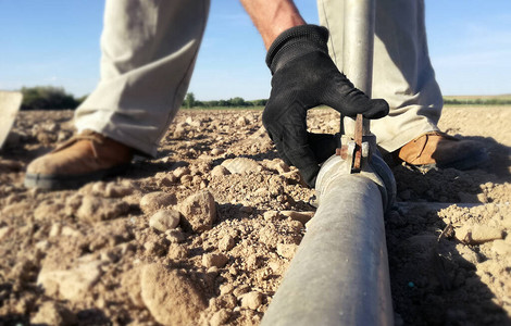 水被压力引导人工雨季开始农民在玉米地里应用灌溉线设备高管喷灌系统图片