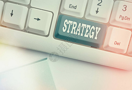 概念手写显示策略概念意义旨在实现总体目标的行动计划或策略白色pc键盘图片