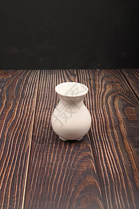 木制背景中式白色陶瓷花瓶特写图片