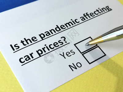 一个人正在回答关于对汽车价格的流行病影响的问题图片