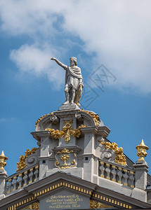 塞雷莫纳圣同龄人雕像在拉查卢佩或大广场的建筑上图片