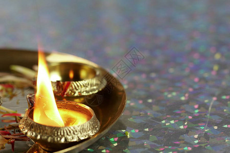 屠妖节油灯紧贴着花瓣印度人节Diwali有背景