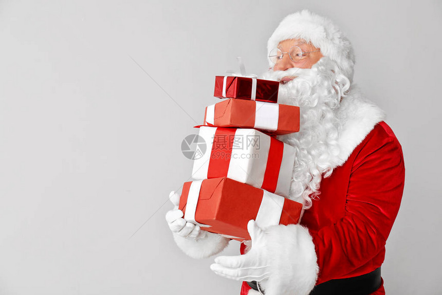 带礼物的圣诞老人图片