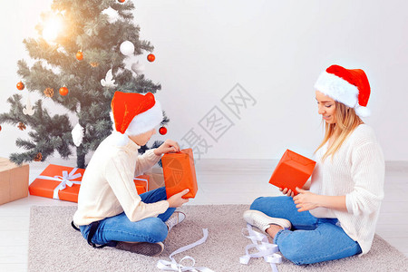 单亲和假期概念圣诞节前夕在家庆祝圣诞节图片