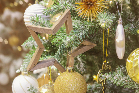 圣诞树枝上的圣诞玩具木星装饰圣诞树以庆祝新的一年节日气图片