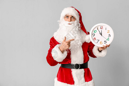 圣诞老人与浅色上的时钟圣诞背景图片