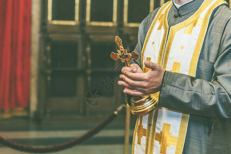 在宗教仪式上正统牧师在一个正教堂举行图片