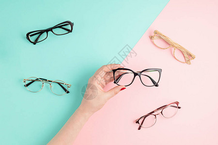眼镜店眼镜选择眼科测试配镜师视力检查时尚配饰概念图片