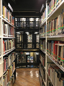 公共图书馆的书店和大量书籍图片