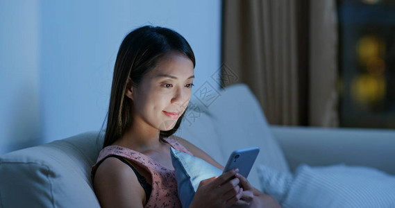 女人晚上在家看手机图片
