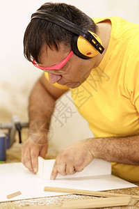 熟练木匠在车间制造家具木制家具的配件等工艺图片