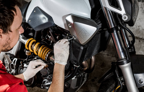 维修或理修理摩托车摩托车图片