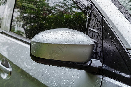 雨中湿车图片