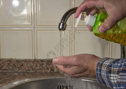 男人用肥皂和水洗手图片