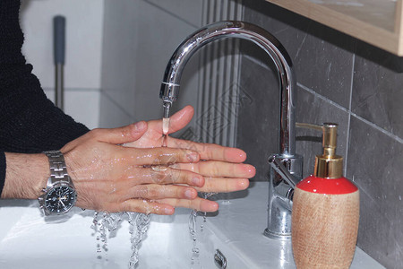 卫生概念在水龙头下用水洗手图片