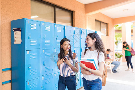 高中同学在大学走廊里聊图片