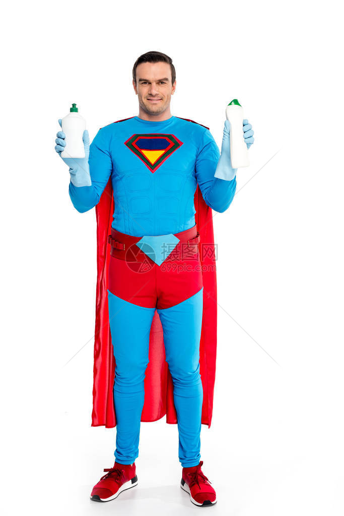 穿着超级英雄服装的帅男子拿着酒瓶洗涤图片