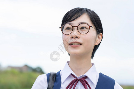 亚洲高中女生穿着校服在图片