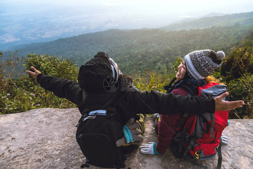 情人女和男人亚洲旅行在假期放松欣赏山上的大气景观山公园开心旅行放松山图片