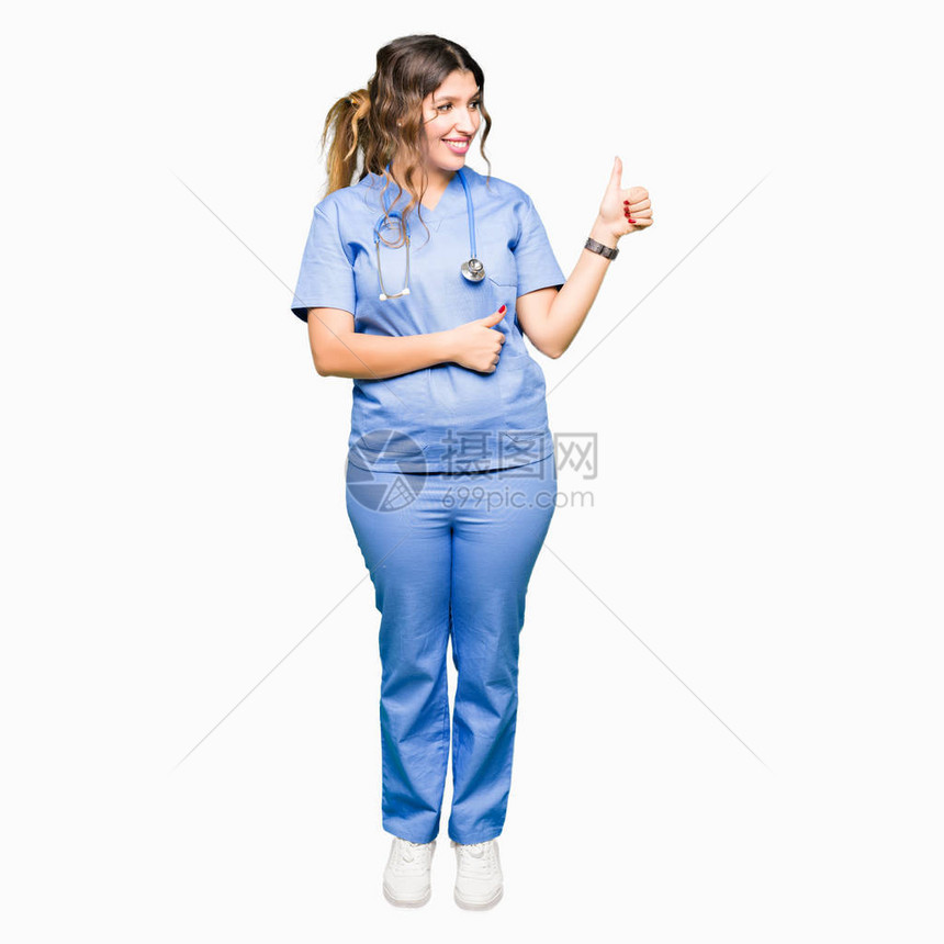 身穿医疗制服的年轻成年女医生女士骄傲地微笑着用拇指图片