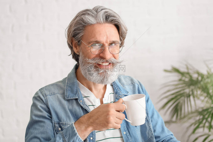 快乐的老人在办公室喝茶图片