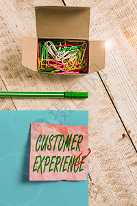 显示客户体验的概念手写客户与客户互动的概念意义产品位于木质背景上的图片