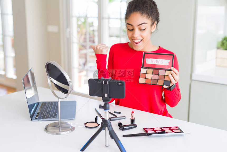 年轻的非洲裔美国影响者女录制化妆教程图片