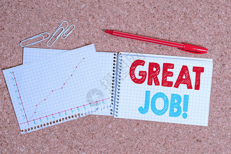 写笔记显示出色的工作用于赞扬某人做得好的商业概念办公桌笔记本纸办公室纸板背景图片