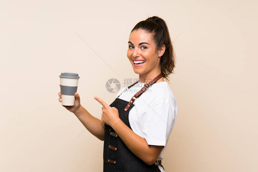年轻女雇员拿咖啡拿起咖图片