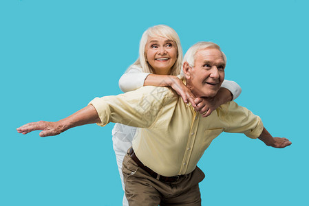 幸福快乐的退休男人用伸展的双手接近欢乐的妻子图片