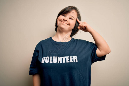 身穿社会关怀慈善T恤的年轻综合症志愿者妇女微笑图片