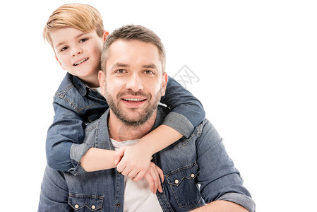 喜笑的男孩拥抱父亲孤立图片