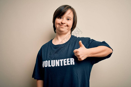 年轻综合症志愿者女身着社会关怀慈善运动T恤图片