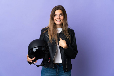 带着摩托车头盔的年轻斯洛瓦克女人图片