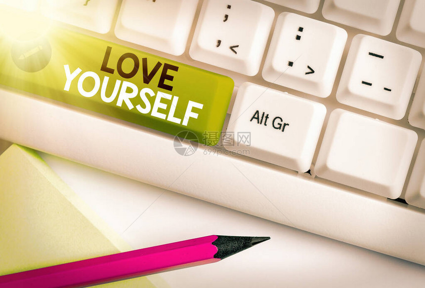 写笔记显示爱自己接受自己的整体方面并有自图片