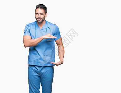 英俊的年轻医生外科医生在孤立的背景下用双手展示大小的标志图片