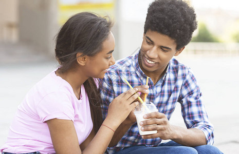 浪漫的非洲青少年共饮鸡尾酒图片