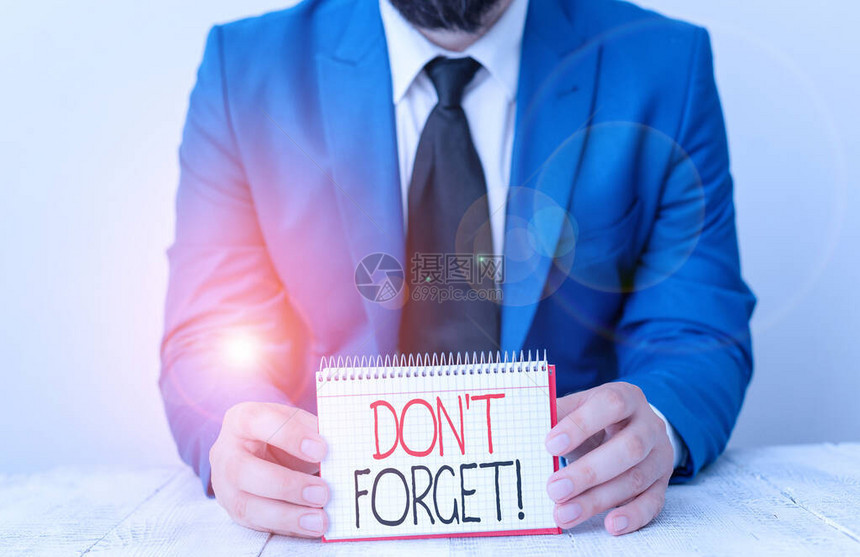 写笔记显示DonTForget用于提醒某人重要事实或细节的商业概念男人拿着空纸图片