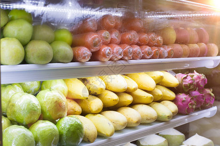 超市冰箱展示的各种水果和蔬菜图片