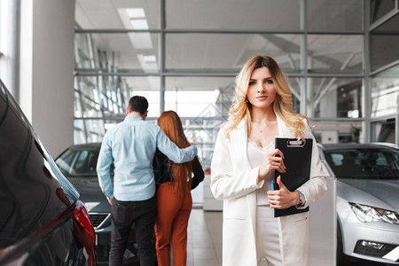 汽车销售经理女人的画像汽车经销商代表以一对选择汽车图片