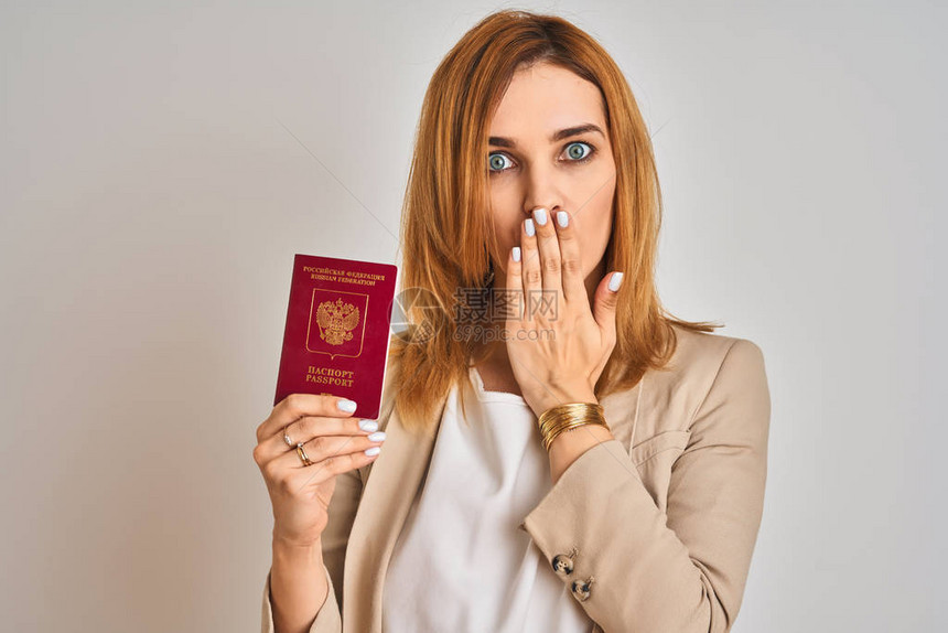 红发白种女商人拿着俄罗斯护照